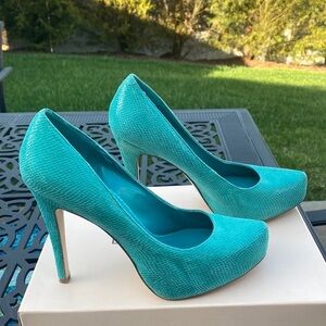 BCBG Peacock size 8 1/2 heels… worn 3 times